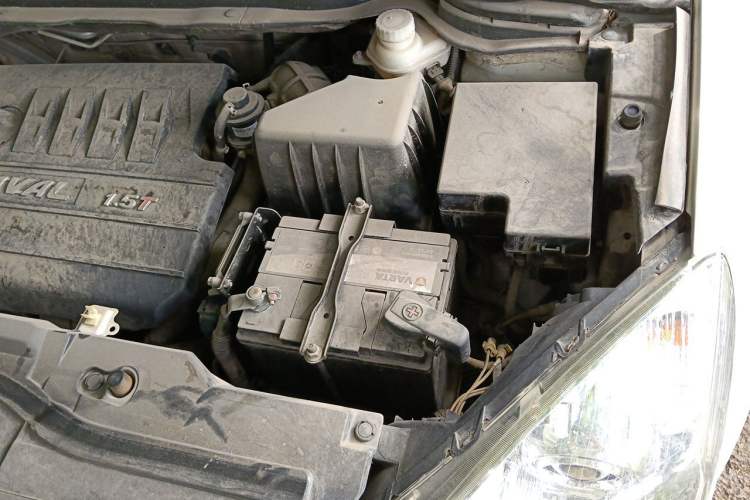 Used Haval H6 2014 Upgraded Model 1.5T Manual Two-Wheel Drive Elite Version Engine Bay Left