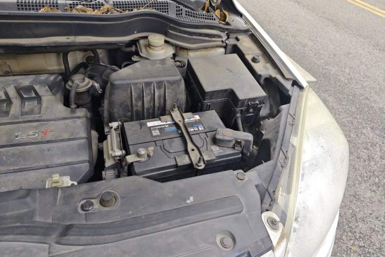 Used Haval H6 2014 Upgraded Model 1.5T Manual Two-Wheel Drive Elite Version Engine Bay Left
