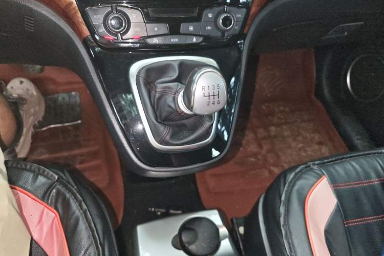 Used Haval H6 2014 Upgraded Model 1.5T Manual Two-Wheel Drive Elite Version Gear Lever