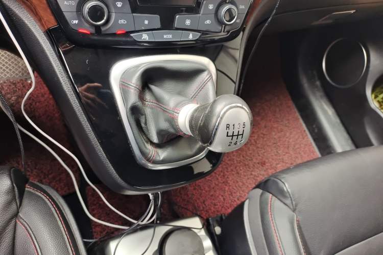 Used Haval H6 2014 Sport Version 1.5T Manual Two-Wheel Drive Elite Edition Gear Lever