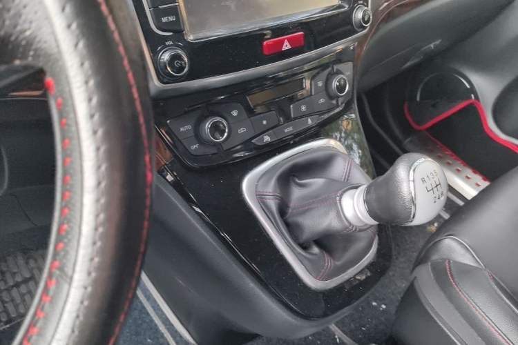 Used Haval H6 2014 Sport Version 1.5T Manual Two-Wheel Drive Elite Edition Gear Lever