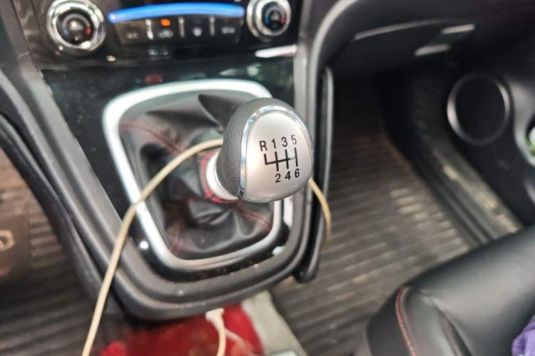 Used Haval H6 2014 Upgraded Model 1.5T Manual Two-Wheel Drive Elite Version Gear Lever