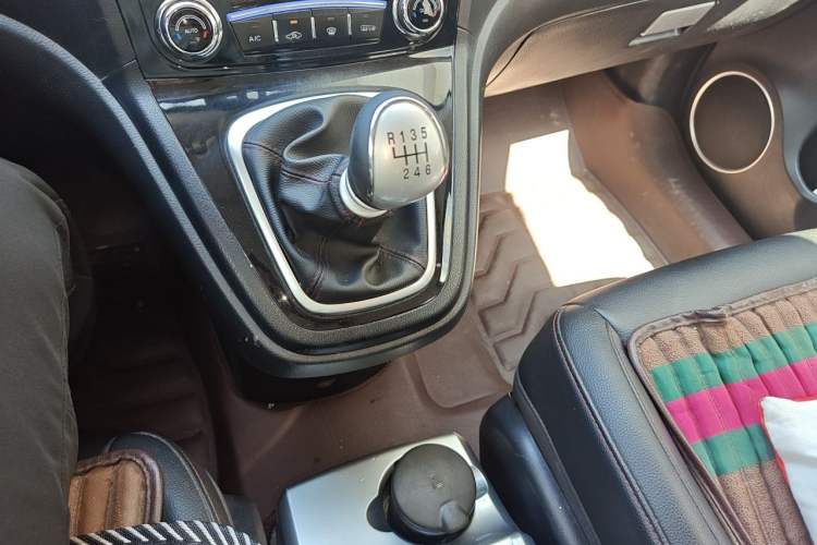 Used Haval H6 2014 Upgraded Model 2.0T Diesel Manual Two-Wheel Drive Elite Version Gear Lever