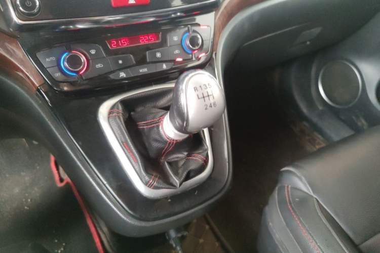 Used Haval H6 2014 Sport Edition 2.0T Diesel Manual Two-Wheel Drive Prestige Model Gear Lever