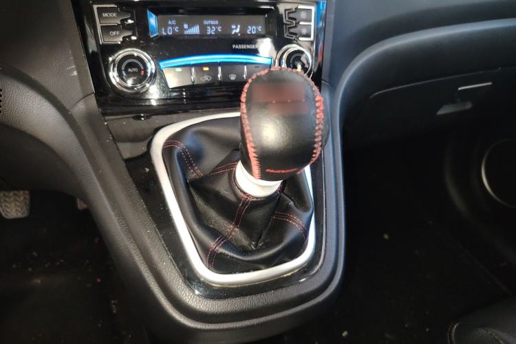 Used Haval H6 2014 Upgraded Model 2.0T Diesel Manual Two-Wheel Drive Elite Version Gear Lever