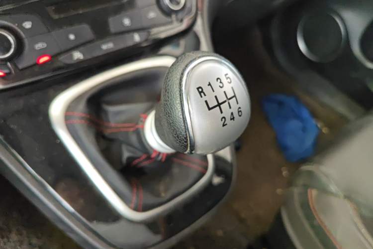 Used Haval H6 2014 Sport Edition 2.0T Diesel Manual Two-Wheel Drive Prestige Model Gear Lever