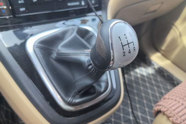 Used Haval H6 2014 Upgraded Model 1.5T Manual Two-Wheel Drive Elite Version Gear Lever