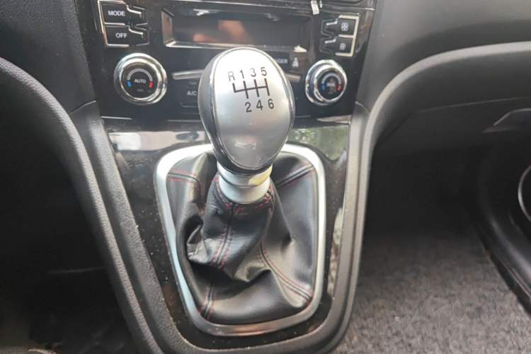 Used Haval H6 2014 Upgraded Model 1.5T Manual Two-Wheel Drive Elite Version Gear Lever