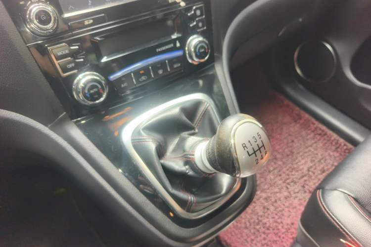 Used Haval H6 2014 Upgraded Model 1.5T Manual Two-Wheel Drive Elite Version Gear Lever