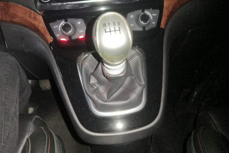 Used Haval H6 2014 Sport Edition 2.0T Diesel Manual 4x4 Elite Model Gear Lever