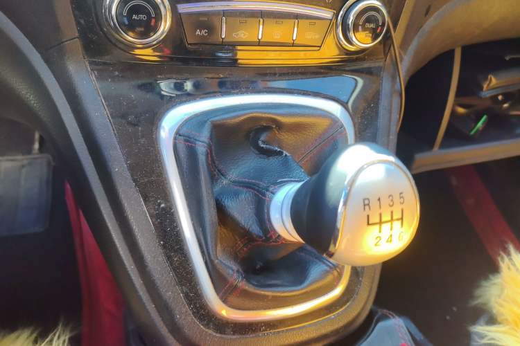 Used Haval H6 2014 Upgraded Model 1.5T Manual Two-Wheel Drive Elite Version Gear Lever