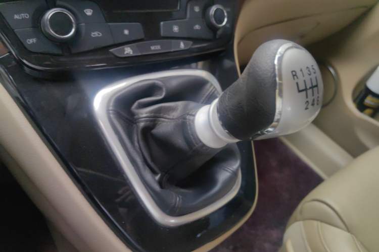 Used Haval H6 2014 Sport Version 1.5T Manual Two-Wheel Drive Elite Edition Gear Lever