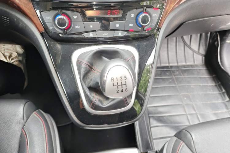 Used Haval H6 2014 Sport Version 1.5T Manual Two-Wheel Drive Elite Edition Gear Lever