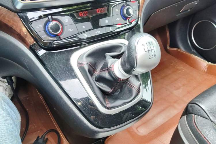 Used Haval H6 2014 Sport Version 1.5T Manual Two-Wheel Drive Elite Edition Gear Lever