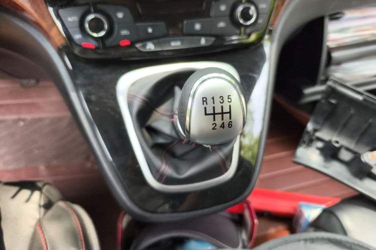 Used Haval H6 2014 Sport Version 1.5T Manual Two-Wheel Drive Elite Edition Gear Lever