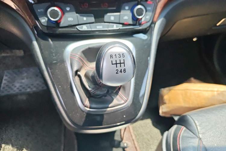 Used Haval H6 2014 Sport Version 1.5T Manual Two-Wheel Drive Elite Edition Gear Lever
