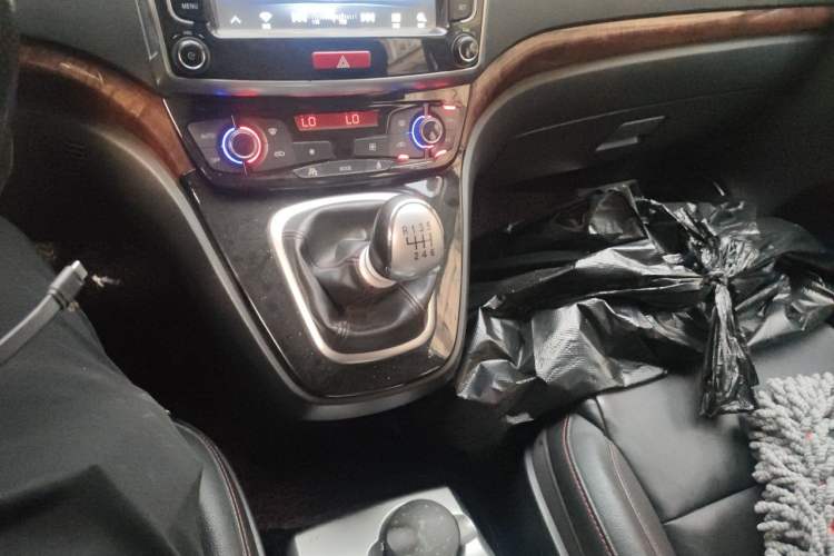 Used Haval H6 2014 Upgraded Model 1.5T Manual Two-Wheel Drive Elite Version Gear Lever