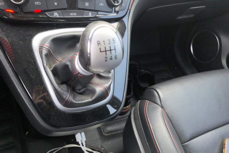 Used Haval H6 2014 Upgraded Model 1.5T Manual Two-Wheel Drive Elite Version Gear Lever