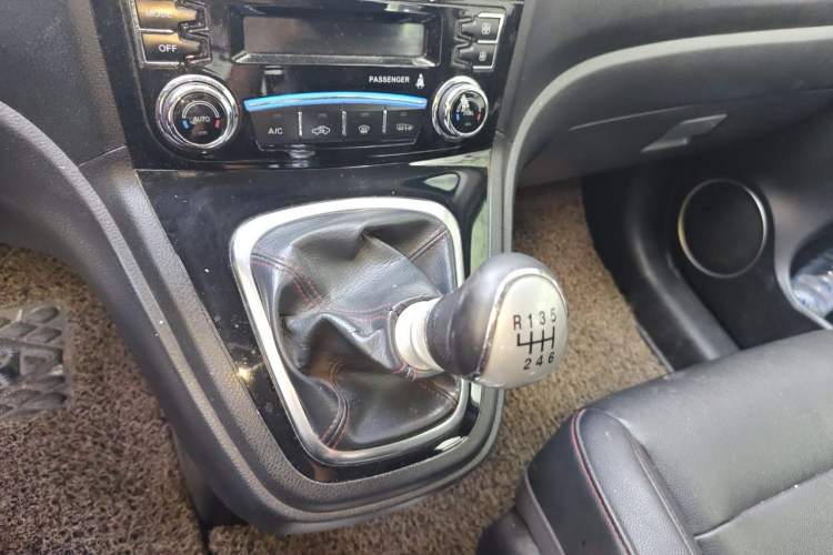 Used Haval H6 2014 Upgraded Model 1.5T Manual Two-Wheel Drive Elite Version Gear Lever