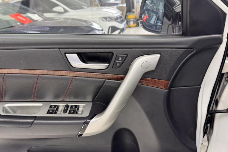 Used Haval H6 2014 Sport Version 1.5T Manual Two-Wheel Drive Elite Edition Interior 2