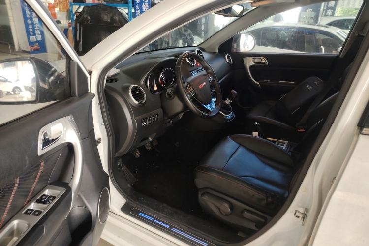 Used Haval H6 2014 Upgraded Model 2.0T Diesel Manual Two-Wheel Drive Elite Version Interior 3