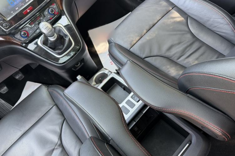 Used Haval H6 2014 Sport Version 1.5T Manual Two-Wheel Drive Elite Edition Interior 4