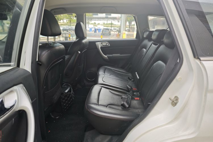 Used Haval H6 2014 Upgraded Model 2.0T Diesel Manual Two-Wheel Drive Elite Version Interior 4
