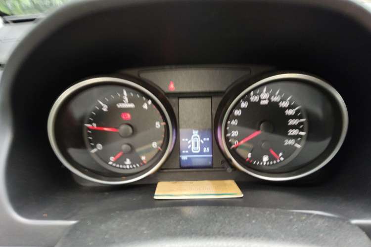 Used Haval H6 2014 Upgraded Model 2.0T Diesel Manual Two-Wheel Drive Elite Version Interior 4