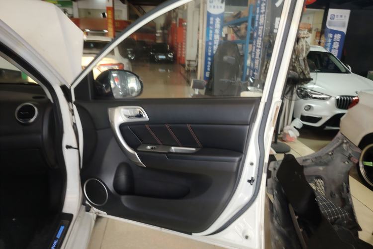 Used Haval H6 2014 Upgraded Model 2.0T Diesel Manual Two-Wheel Drive Elite Version Interior 5