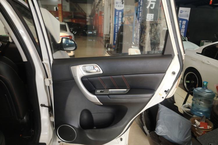 Used Haval H6 2014 Upgraded Model 2.0T Diesel Manual Two-Wheel Drive Elite Version Interior 6
