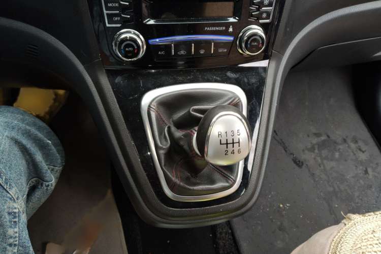 Used Haval H6 2014 Upgraded Model 2.0T Diesel Manual Two-Wheel Drive Elite Version Interior 6