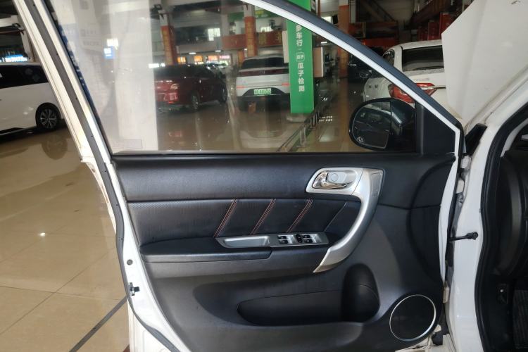 Used Haval H6 2014 Upgraded Model 2.0T Diesel Manual Two-Wheel Drive Elite Version Interior 7