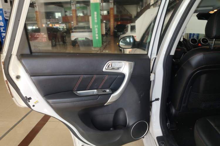 Used Haval H6 2014 Upgraded Model 2.0T Diesel Manual Two-Wheel Drive Elite Version Interior 8