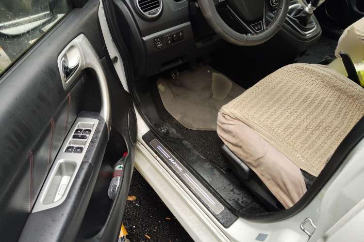 Used Haval H6 2014 Upgraded Model 2.0T Diesel Manual Two-Wheel Drive Elite Version Interior 8