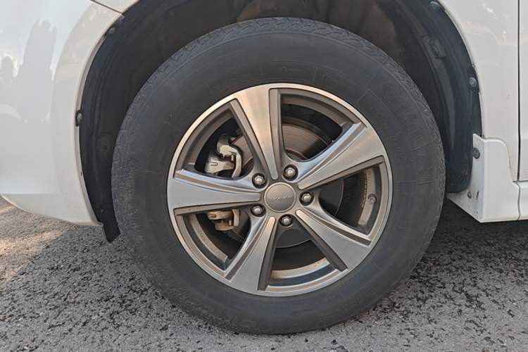 Used Haval H6 2014 Upgraded Model 1.5T Manual Two-Wheel Drive Elite Version Left Front Wheel Hub