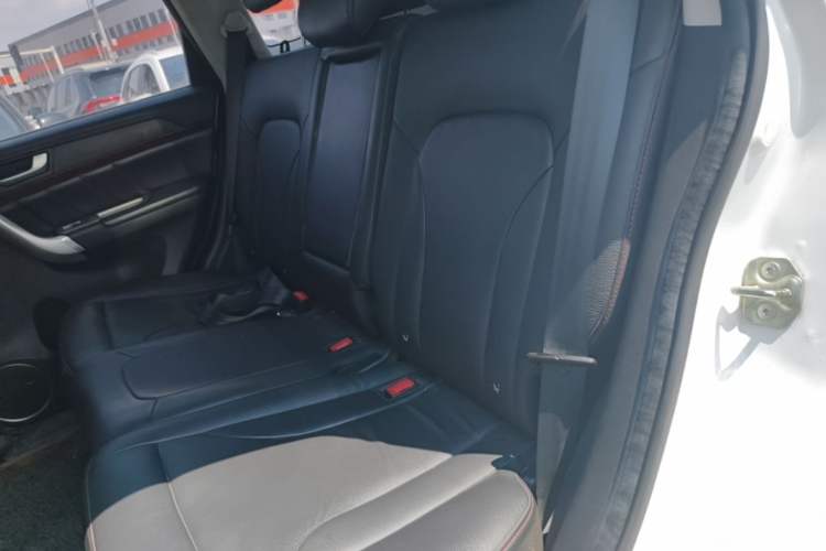 Used Haval H6 2014 Sport Edition 2.0T Diesel Manual Two-Wheel-Drive Elite Model Left Rear Seat