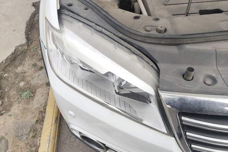 Used Haval H6 2014 Sport Version 1.5T Manual Two-Wheel Drive Elite Edition Right Front Headlight