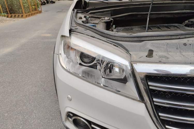 Used Haval H6 2014 Upgraded Model 1.5T Manual Two-Wheel Drive Elite Version Right Front Headlight
