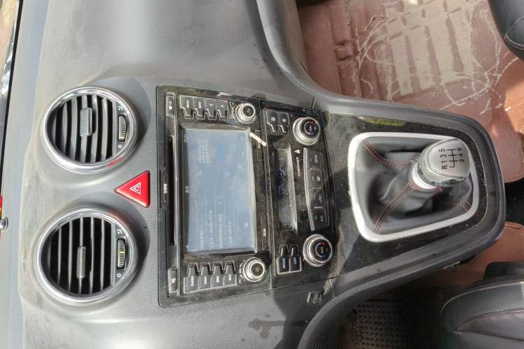Used Haval H6 2015 Upgraded Model 1.5T Manual Two-Wheel Drive Elite Version Audio And AC Panel