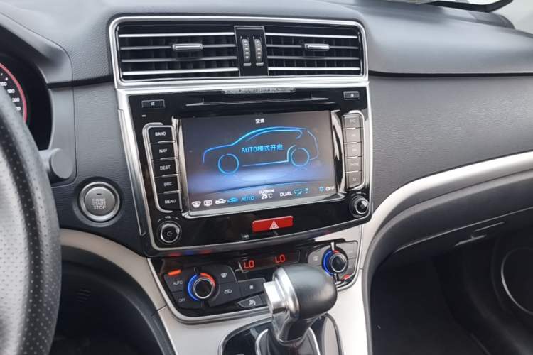 Used Haval H6 2015 Sport Edition 1.5T Automatic Two-Wheel Drive Luxury Model Audio And AC Panel