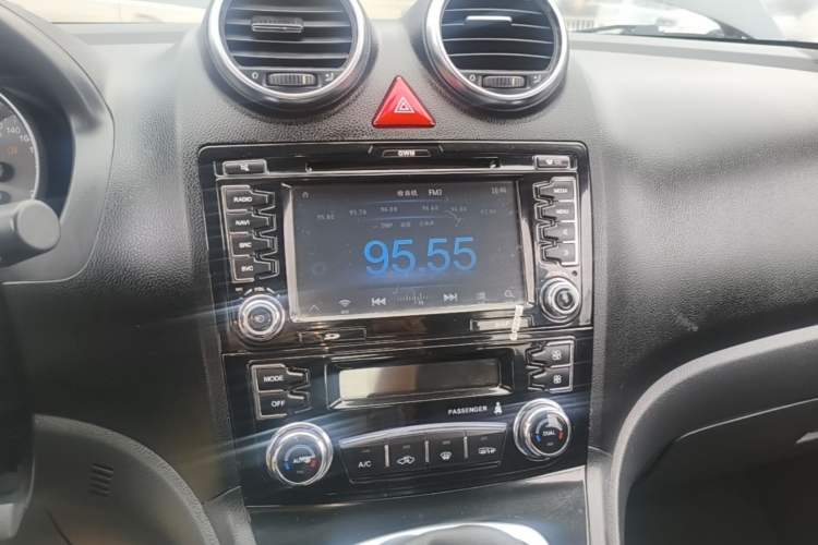 Used Haval H6 2015 Upgraded Model 1.5T Manual Two-Wheel Drive Elite Version Audio And AC Panel