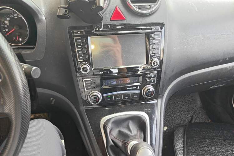 Used Haval H6 2015 Upgraded Model 1.5T Manual Two-Wheel Drive Elite Version Audio And AC Panel