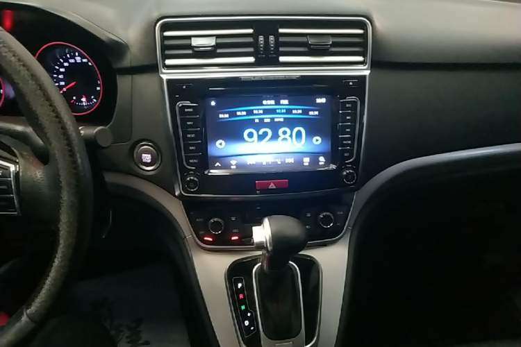 Used Haval H6 2015 Sport Edition 1.5T Automatic Two-Wheel Drive Luxury Model Audio And AC Panel