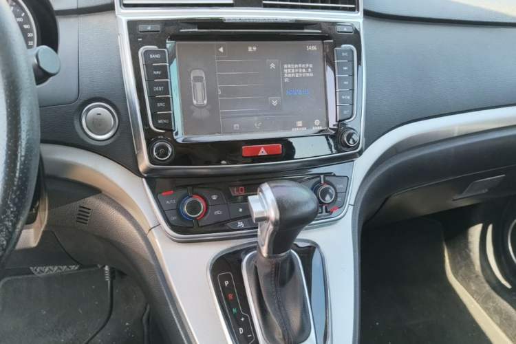 Used Haval H6 2015 Sport Edition 1.5T Automatic Two-Wheel Drive Luxury Model Audio And AC Panel
