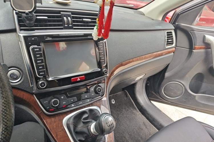 Used Haval H6 2015 Revised Version Sport Edition 1.5T Manual Transmission Two-Wheel Drive Elite Grade Audio And AC Panel