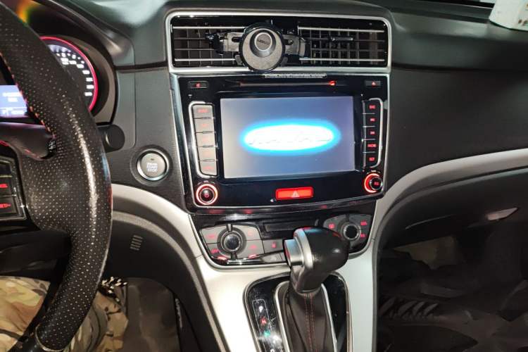Used Haval H6 2015 Sport Edition 1.5T Automatic Two-Wheel Drive Luxury Model Audio And AC Panel