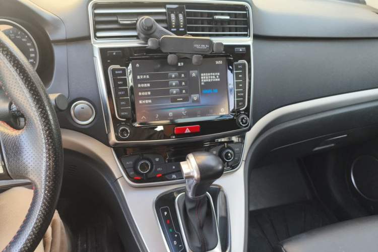 Used Haval H6 2015 Sport Edition 1.5T Automatic Two-Wheel Drive Luxury Model Audio And AC Panel