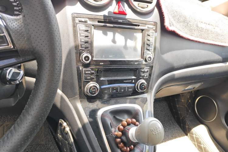 Used Haval H6 2015 Upgraded Model 1.5T Manual Two-Wheel Drive Elite Version Audio And AC Panel