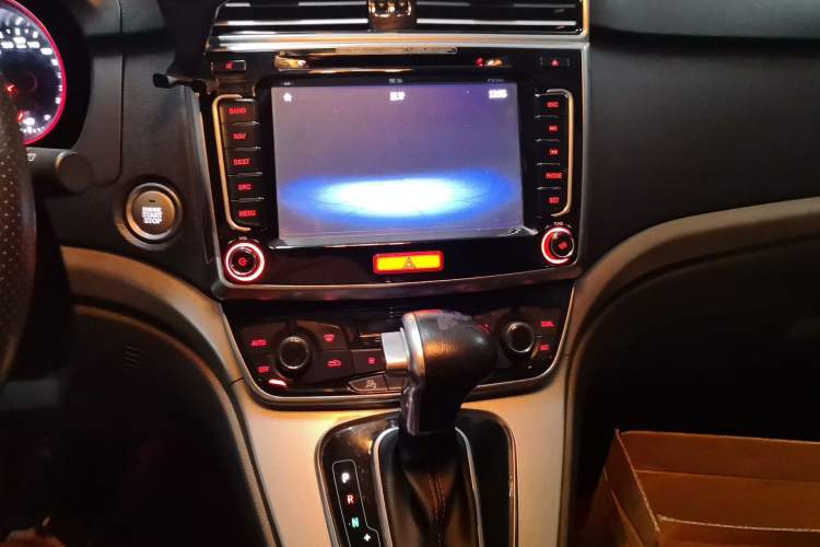 Used Haval H6 2015 Sport Edition 1.5T Automatic Two-Wheel Drive Luxury Model Audio And AC Panel