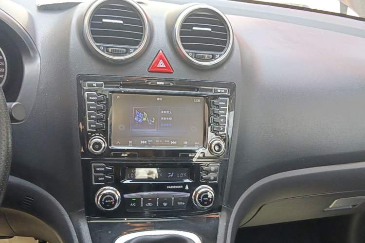 Used Haval H6 2015 Upgraded Model 1.5T Manual Two-Wheel Drive Elite Version Audio And AC Panel